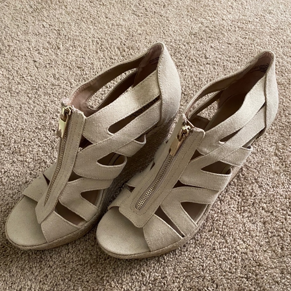 Nude/Tan wedges